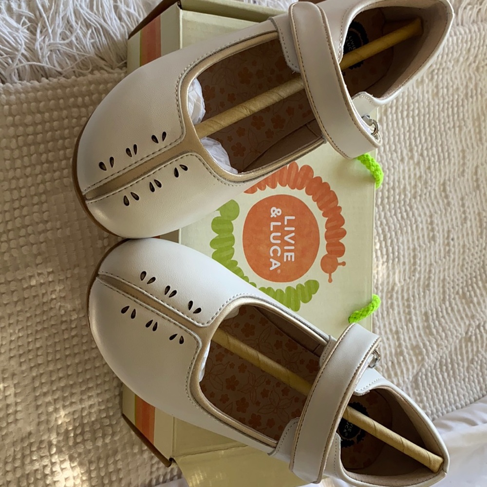 New ll Marya Jane white flats